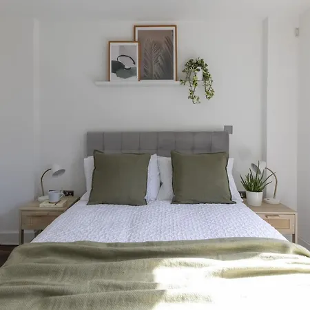Modern Luxe Just 10 Mins From Tower Bridge! Easy Access To Tube And Bus Apartment *