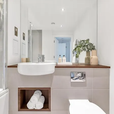 Modern Luxe Just 10 Mins From Tower Bridge! Easy Access To Tube And Bus