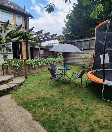 Holiday home Cheerful Oasis: 3-bed Semi-detached With Garden