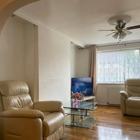 Cheerful Oasis: 3-bed Semi-detached With Garden Holiday home *