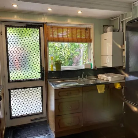 Holiday home Cheerful Oasis: 3-bed Semi-detached With Garden Croydon