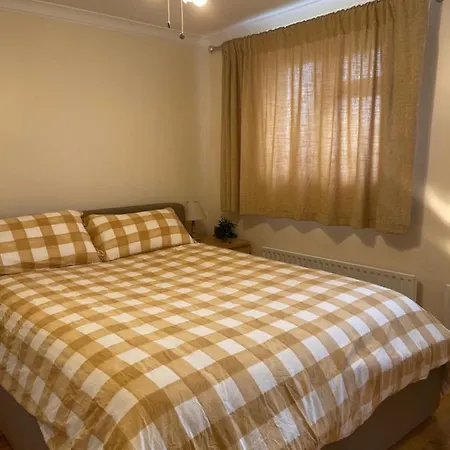 Holiday home Cheerful Oasis: 3-bed Semi-detached With Garden Croydon
