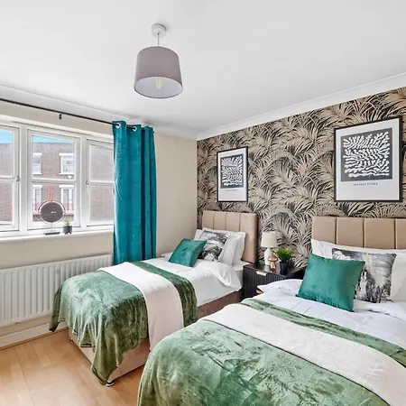 Stunning Central 2 Bed Parking & Garden Holiday home