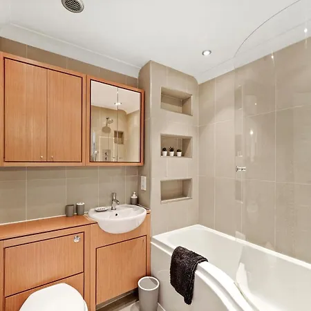 Stunning Central 2 Bed Parking & Garden