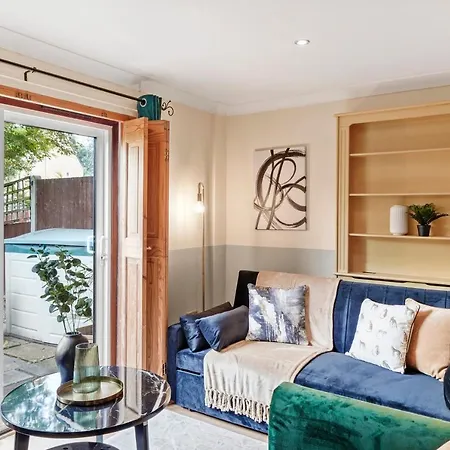 Stunning Central 2 Bed Parking & Garden * London