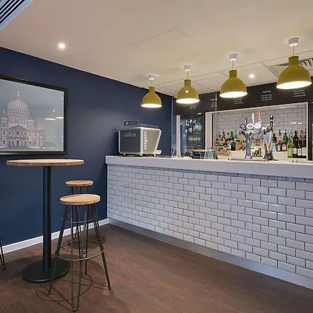 Travelodge Stratford 3*
