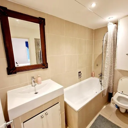 Beautiful Hyde Park Flat By Lancaster Gate Station With Private Back Patio Londra