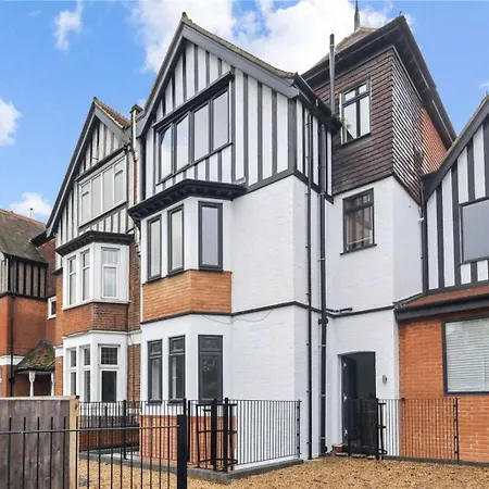 Apartment Lovely 1-bedroom Flat With Patio *
