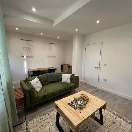 Lovely 1-bedroom Flat With Patio Apartment London