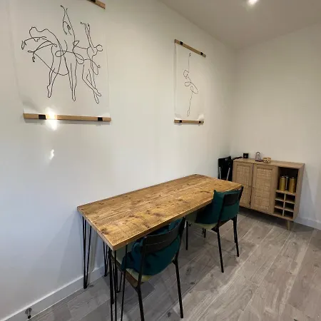 Lovely 1-bedroom Flat With Patio Apartment *