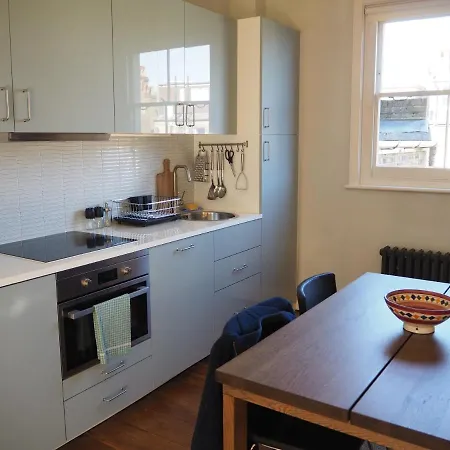 Stunning House Overlooking Local Park Holiday home London