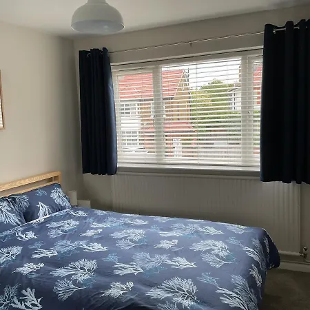 Apartment Large 2-bedroom Maisonette With Free Parking