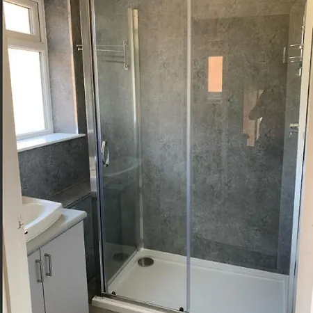 Large 2-bedroom Maisonette With Free Parking *