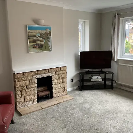 Large 2-bedroom Maisonette With Free Parking *