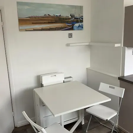 Large 2-bedroom Maisonette With Free Parking Twickenham