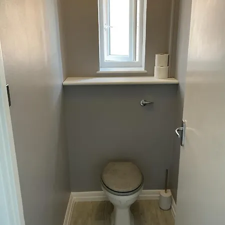 Large 2-bedroom Maisonette With Free Parking Apartment