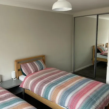 Apartment Large 2-bedroom Maisonette With Free Parking *
