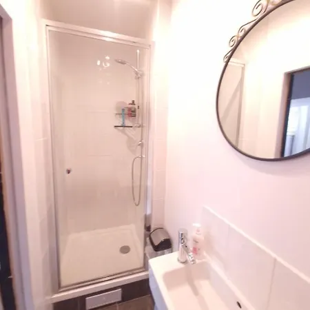 Large 2 Bed Flat With Stylish Spacious Living And Dinning Area, With A Fully Equiped Open Plan Kitchen Apartment *