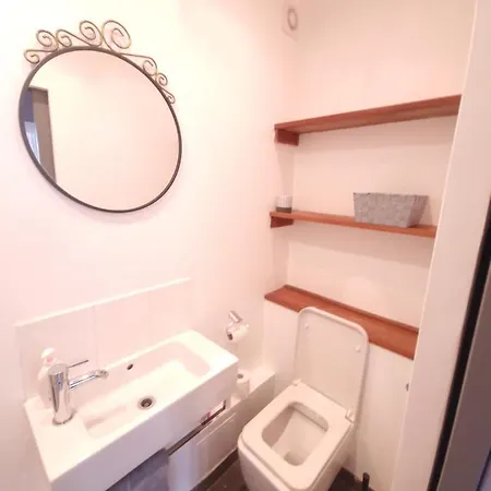Large 2 Bed Flat With Stylish Spacious Living And Dinning Area, With A Fully Equiped Open Plan Kitchen Apartment London
