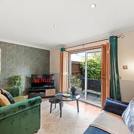 Stunning Central 2 Bed Parking & Garden *