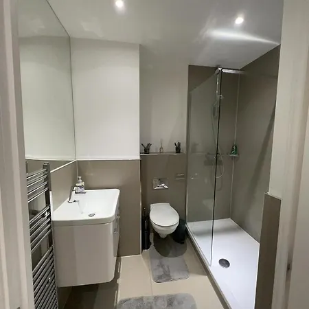 Spacious Living 2 Bedroom Flat In London Cb89 *