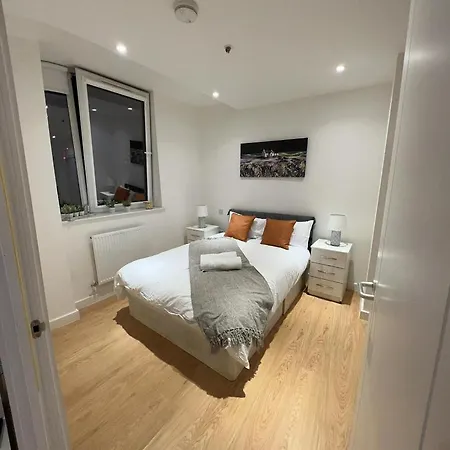 Spacious Living 2 Bedroom Flat In London Cb89 * Croydon