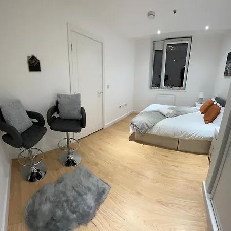 Spacious Living 2 Bedroom Flat In London Cb89 *