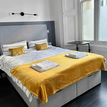Small Studio In Notting Hill Apartment