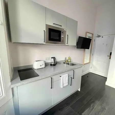 Small Studio In Notting Hill Apartment