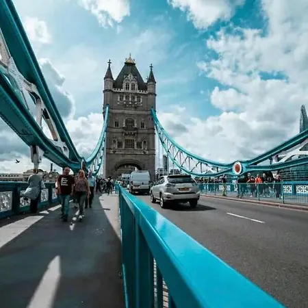 Apartment New Tower Bridge , Canada Water 2 Bedroom Flat With A View *