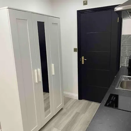 Great Place In Northwood Apartment