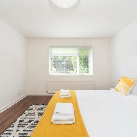 Pass The Keys Stylish In Quiet Cul De Sac Surbiton