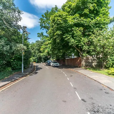 Pass The Keys Stylish In Quiet Cul De Sac Apartment Surbiton