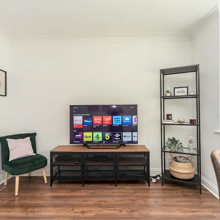 Pass The Keys Stylish In Quiet Cul De Sac Apartment *