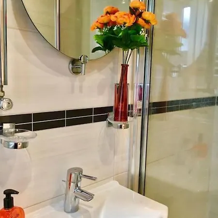 Apartment One Bedroom Flat In London
