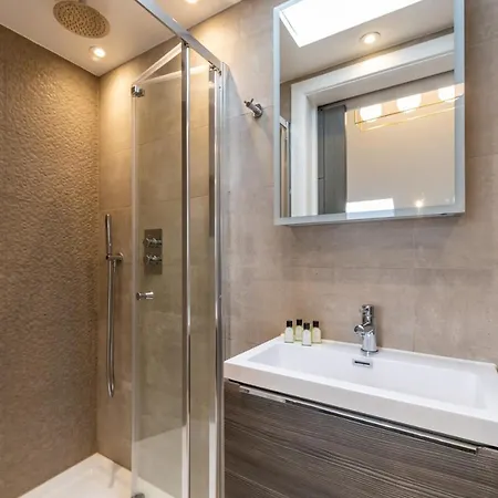 Apartment Beautiful 2-bed In London