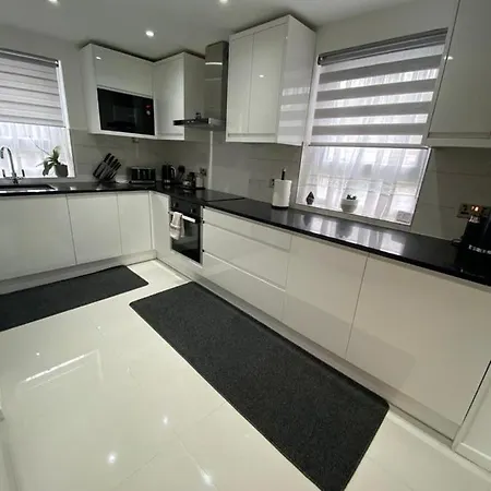 1 Bedroom In East Apartment