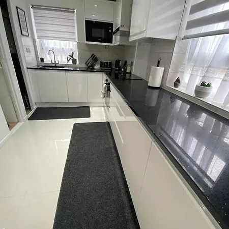 1 Bedroom In East Apartment *