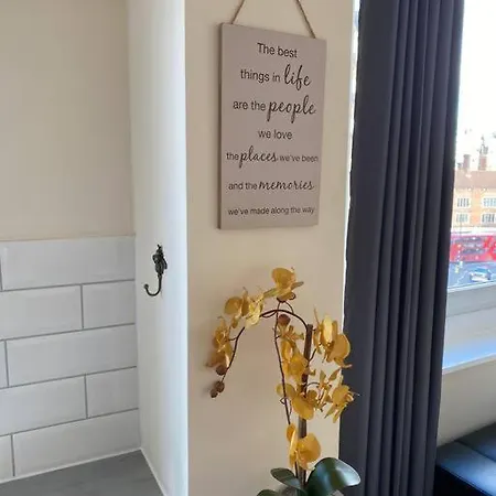2 Bedroom Flat In Kensington. Apartment