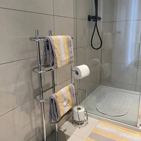 2 Bedroom Flat In Kensington. London