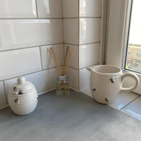 Apartment 2 Bedroom Flat In Kensington. *