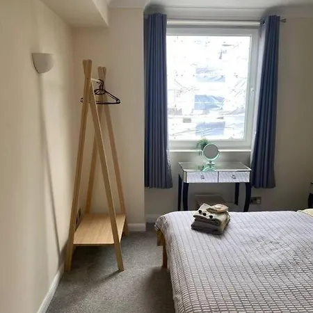 2 Bedroom Flat In Kensington. Apartment London