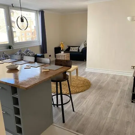 Apartment 2 Bedroom Flat In Kensington. *