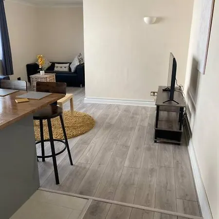 2 Bedroom Flat In Kensington. Apartment London