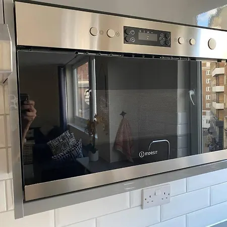 2 Bedroom Flat In Kensington. *