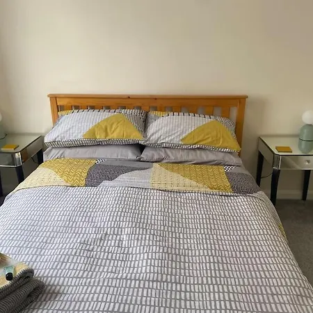 2 Bedroom Flat In Kensington. *