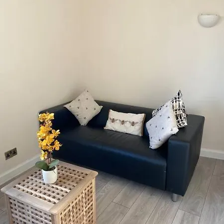 2 Bedroom Flat In Kensington. Apartment *