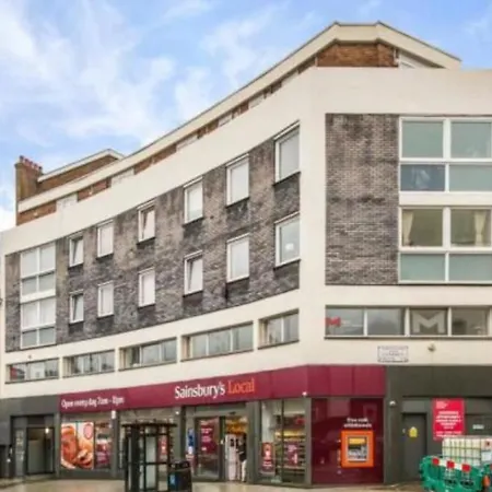 2 Bedroom Flat In Kensington. Apartment