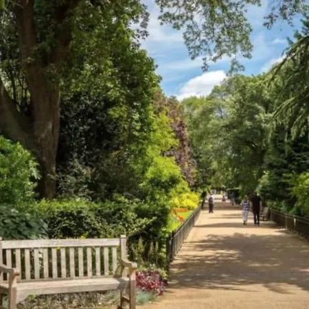 Apartment 2 Bedroom Flat In Kensington. *
