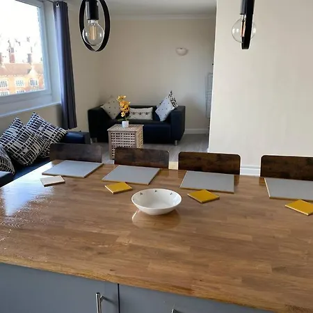 2 Bedroom Flat In Kensington. *
